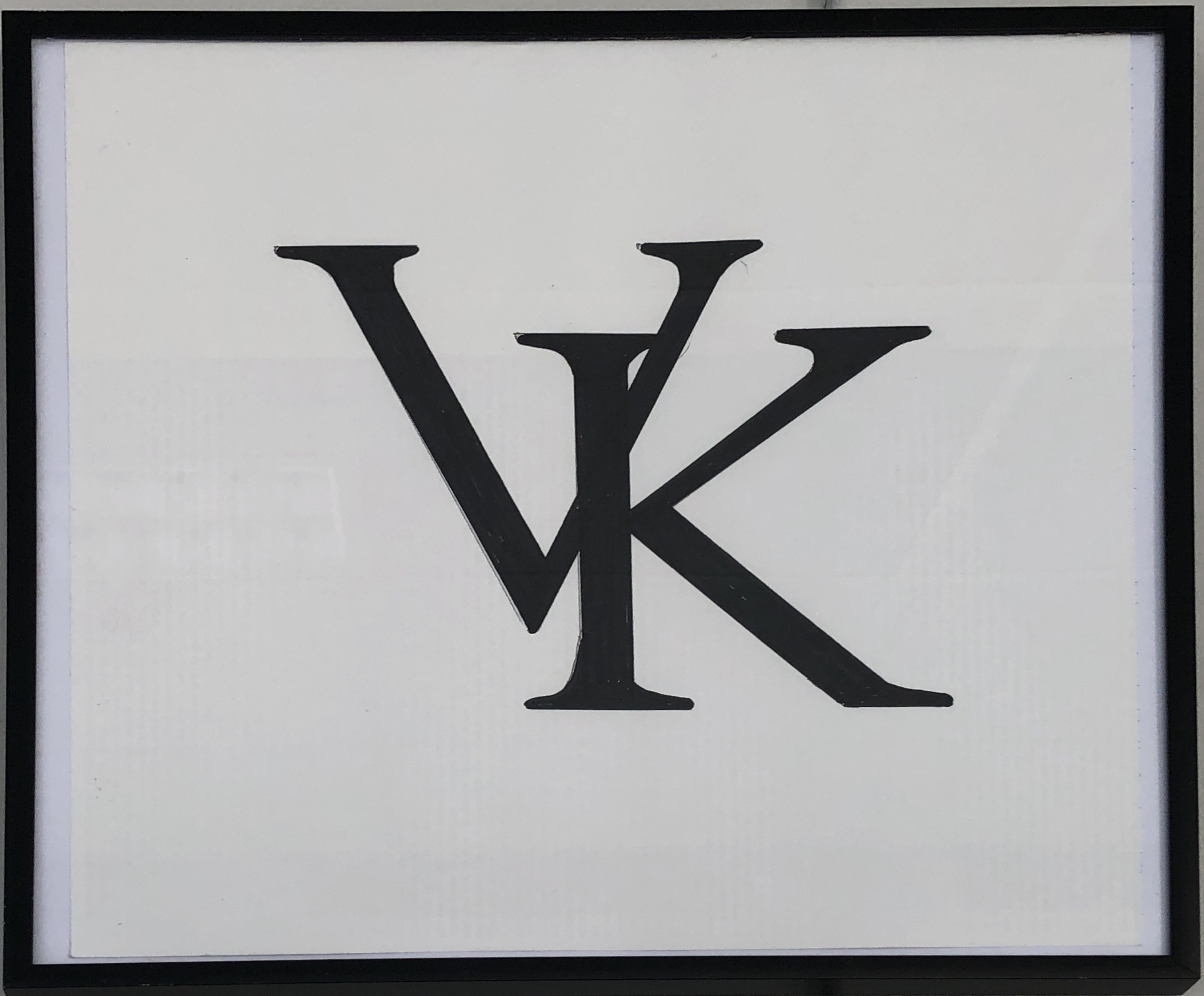 Ingelijst Vrije Kunst-logo bij de tentoonstelling