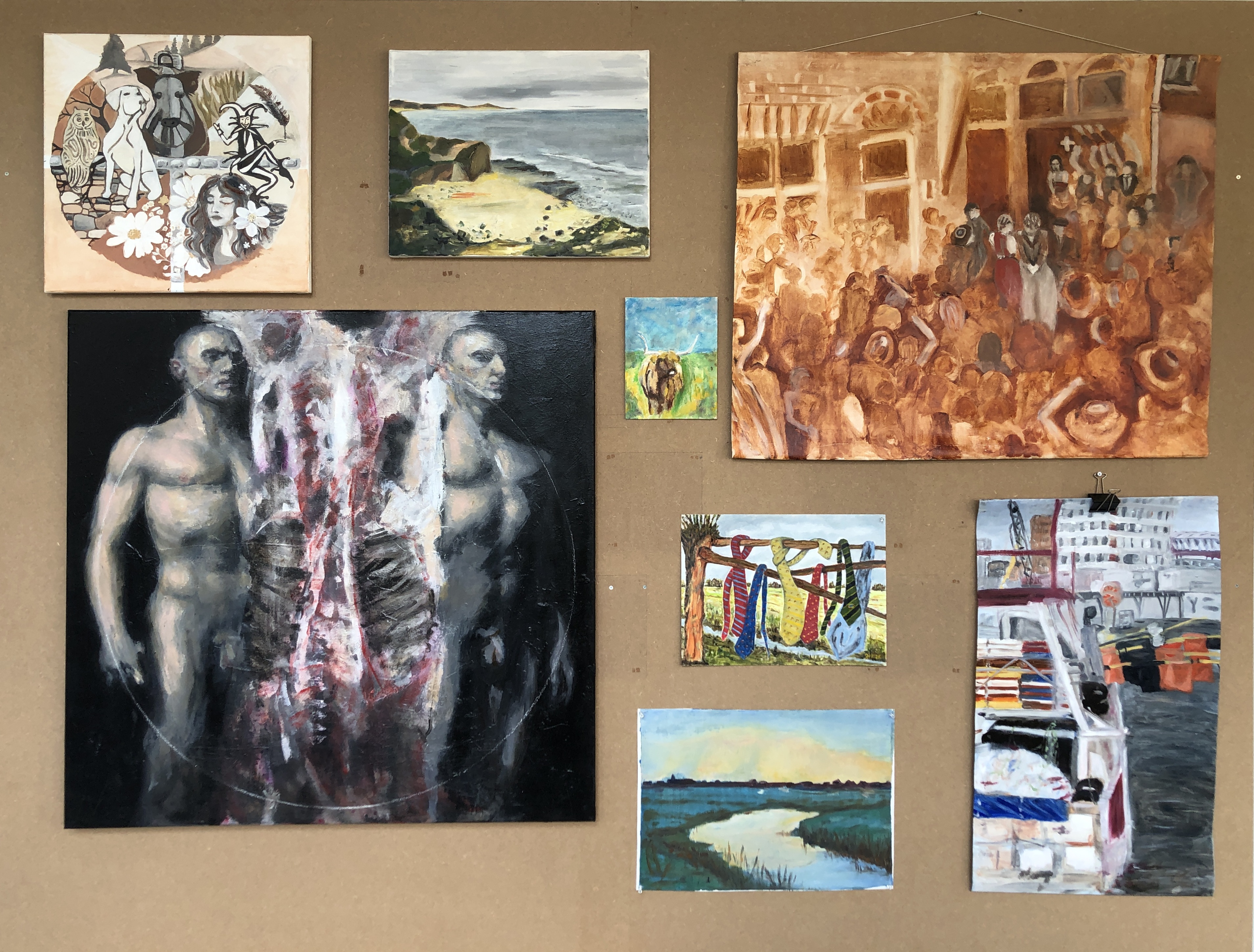 Tentoonstellingswand met schilderijen van figuren, landschappen, een menigte en een haven