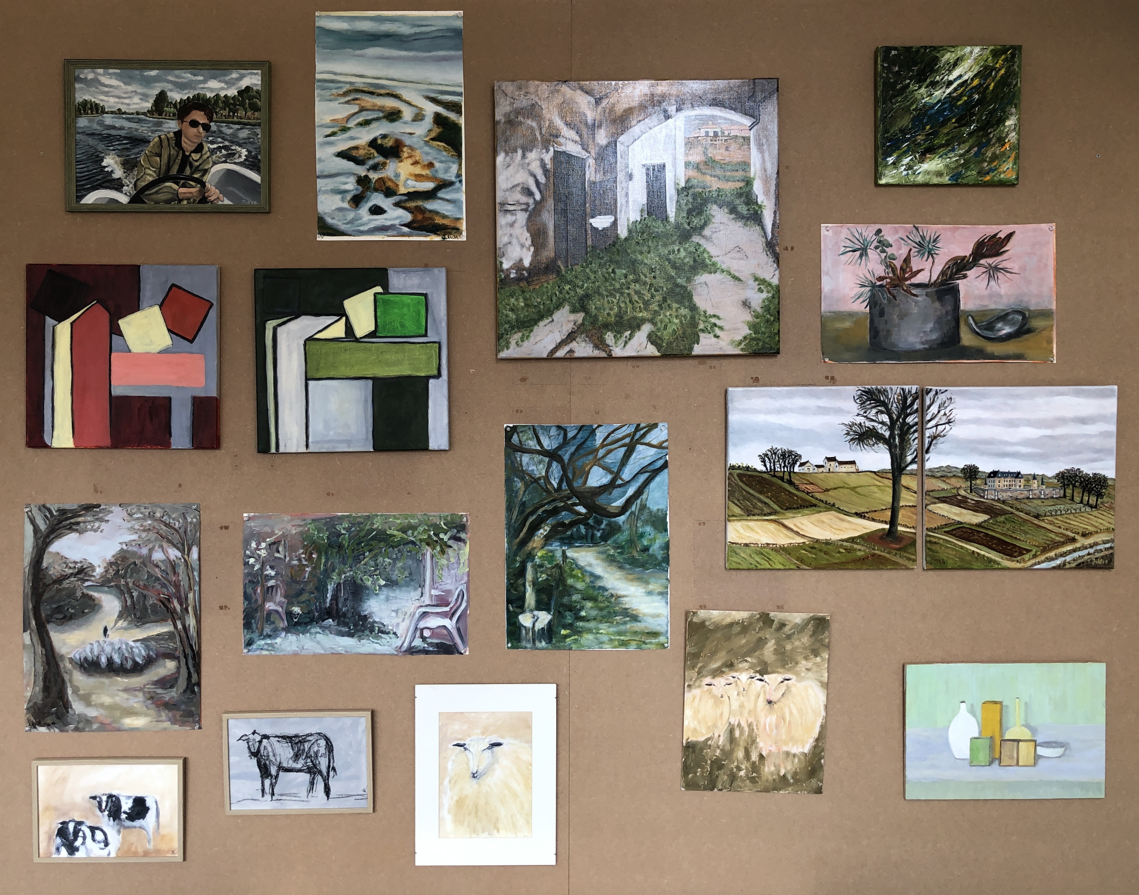 Tentoonstellingswand met landschappen, abstracte composities, dieren en een stilleven