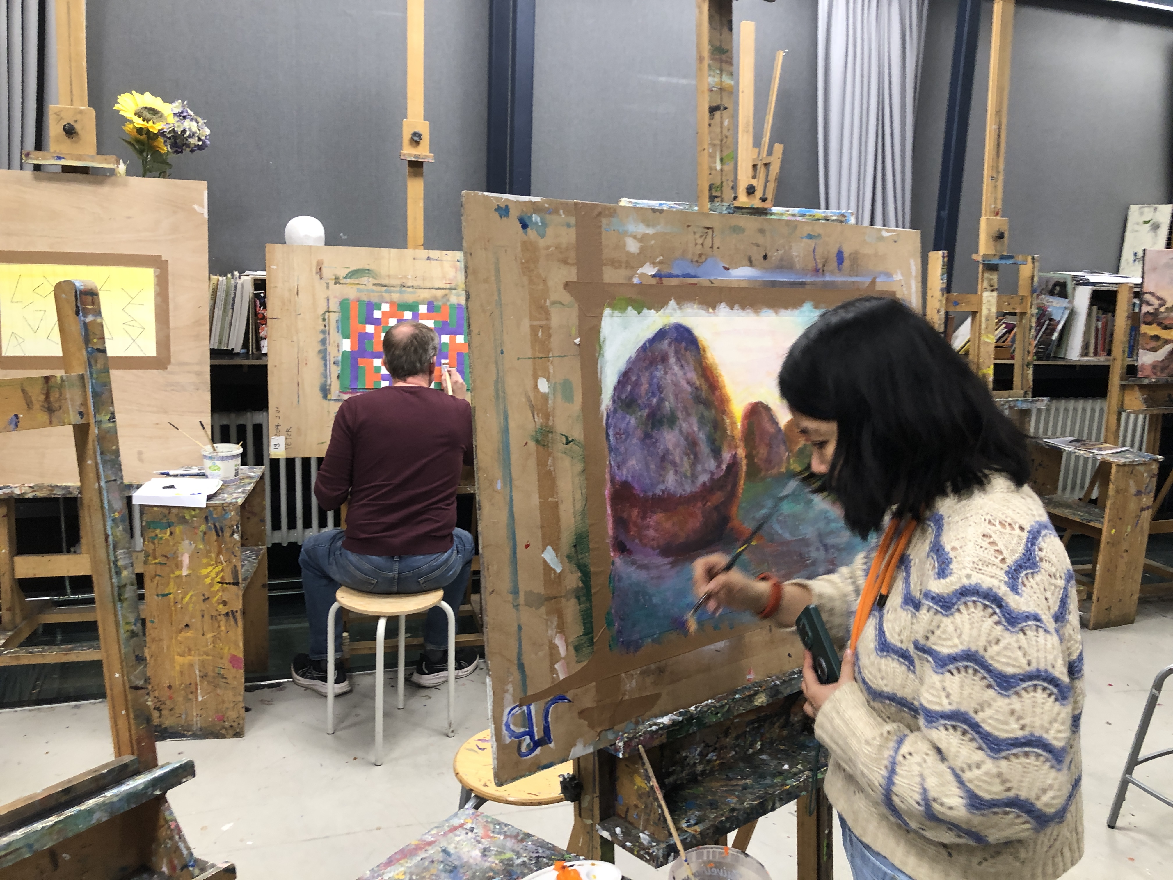 Cursisten schilderen in het atelier