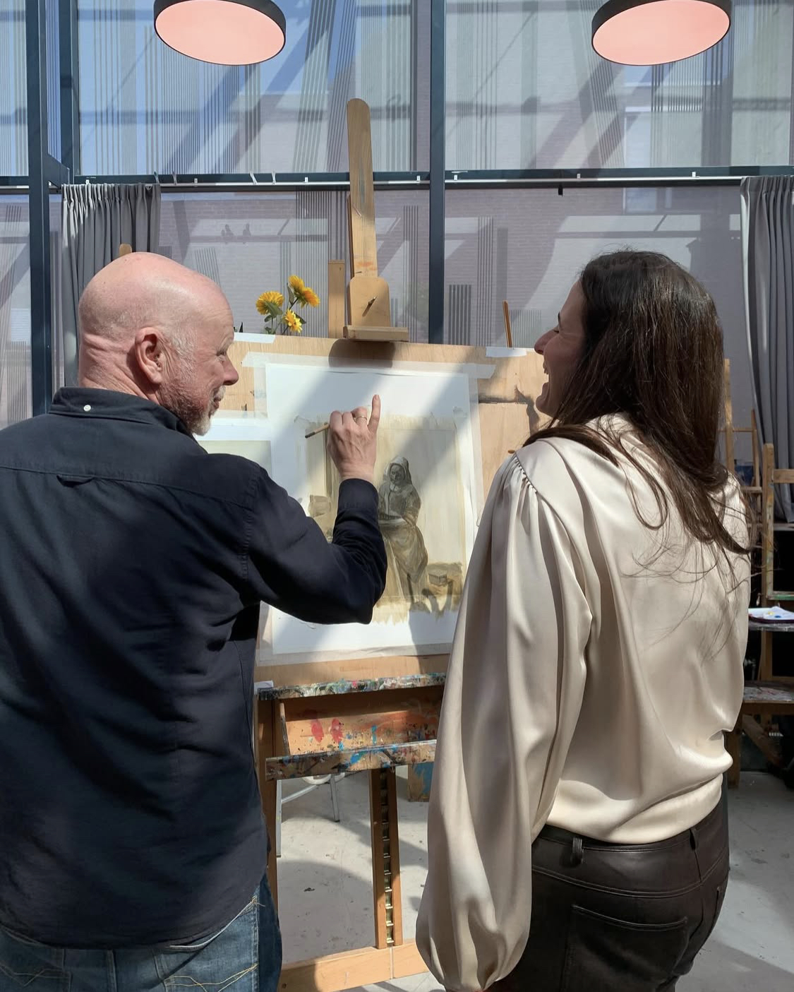 Schilderwerk op een ezel in het atelier