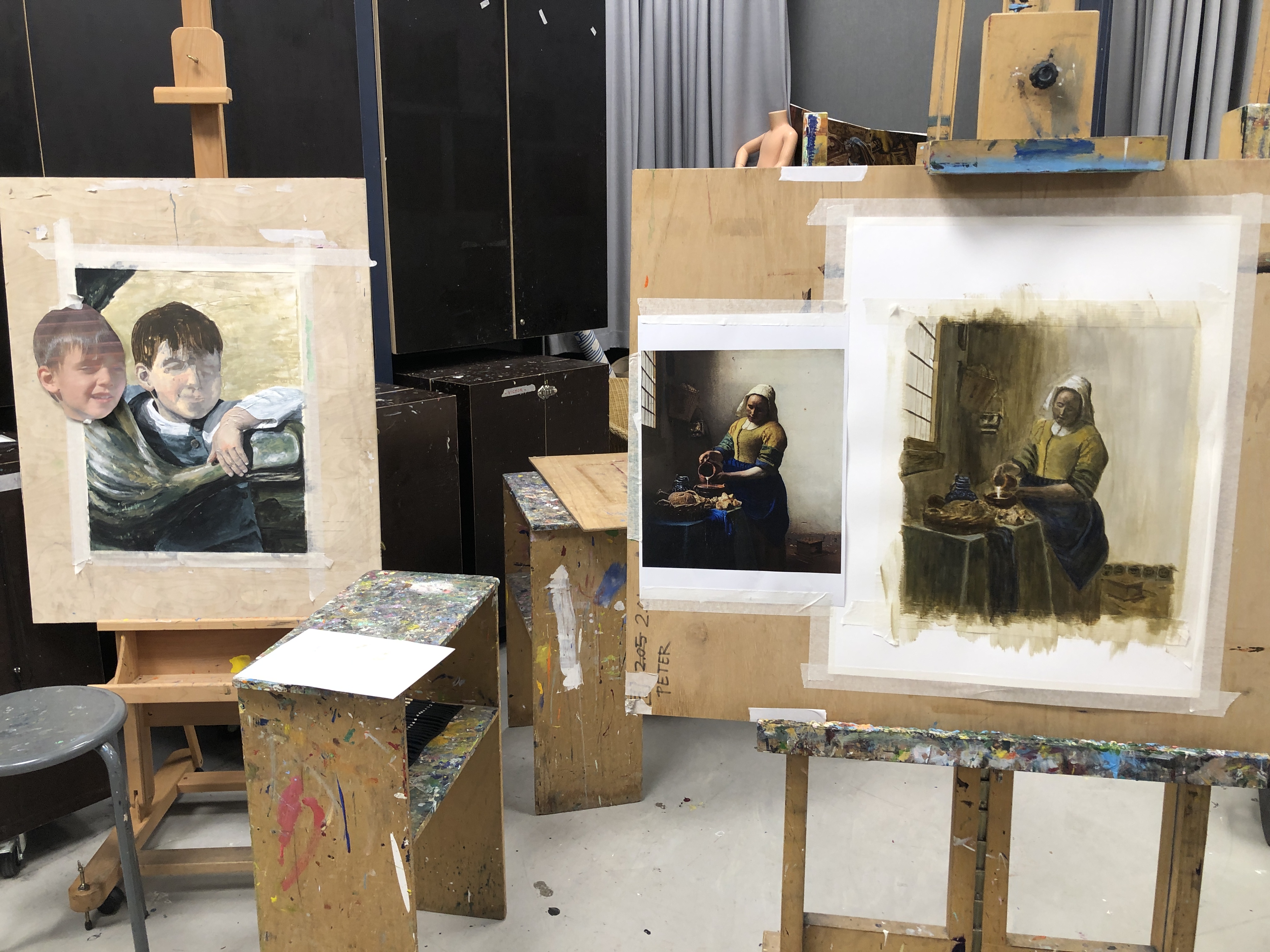 Atelier met schildersezels en cursisten