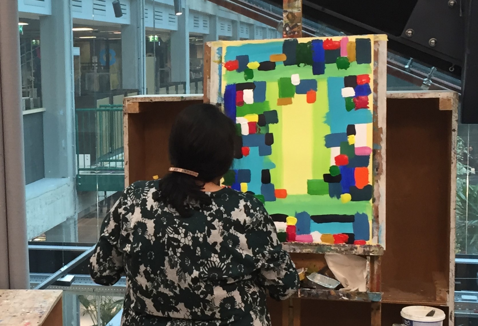 Schilderijen en werkplekken in het atelier