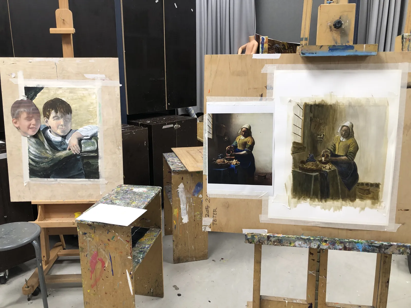 Atelier met schildersezels en cursisten